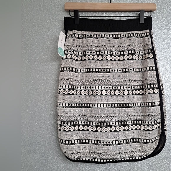 NWT Gilli Kolby Printed Mini Skirt   Size S - Picture 1 of 5